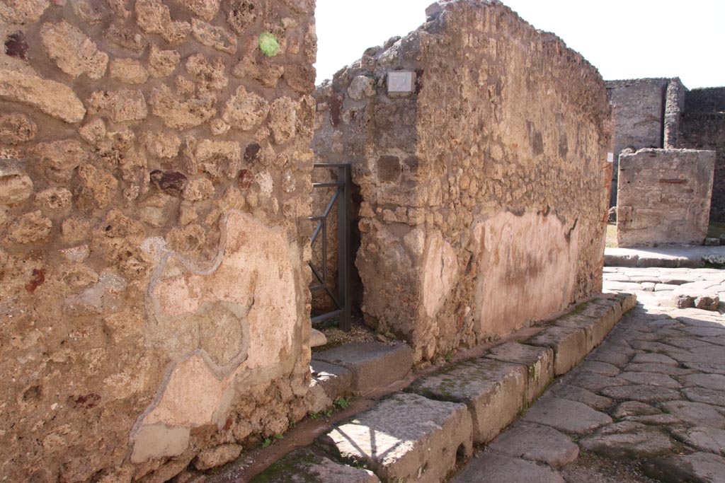 IX.1.34 Pompeii. October 2022. 
Looking west towards entrance doorway on south side of Vicolo di Balbo. Photo courtesy of Klaus Heese