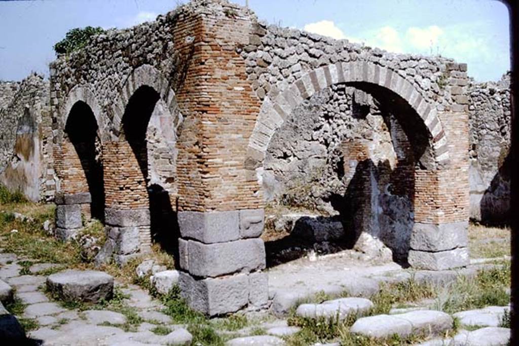 IX.2.1 Pompeii. 1964. Looking east from Via Stabiana. Photo by Stanley A. Jashemski.
Source: The Wilhelmina and Stanley A. Jashemski archive in the University of Maryland Library, Special Collections (See collection page) and made available under the Creative Commons Attribution-Non Commercial License v.4. See Licence and use details.
J64f1312