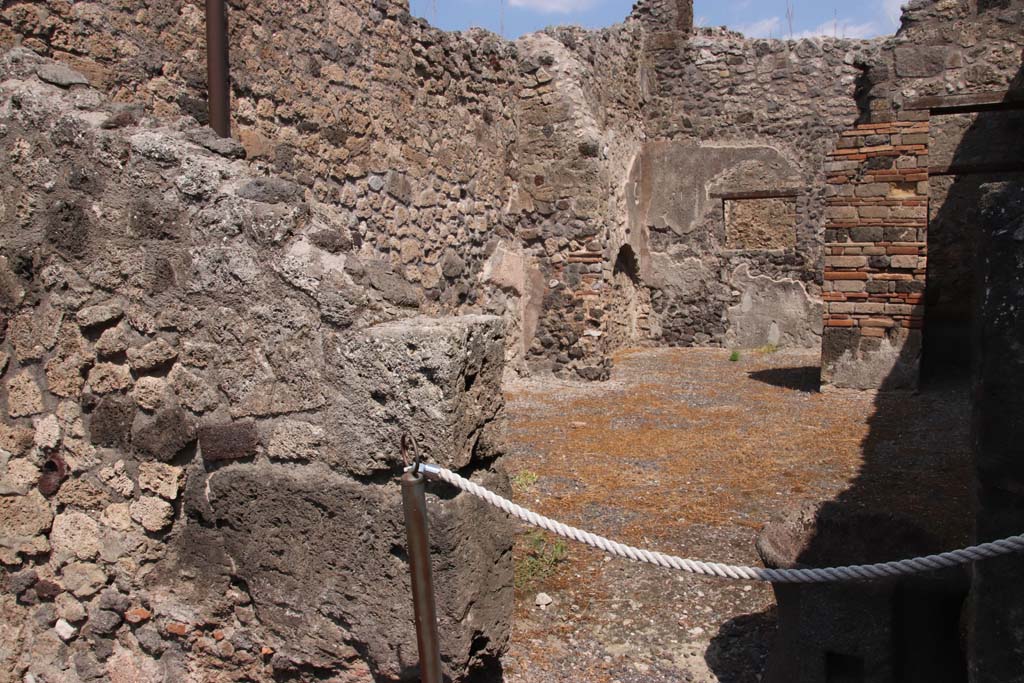 IX.2.4 Pompeii. September 2021. 
Looking through doorway to atrium, triclinium with window overlooking the small courtyard, and corridor to rear, on right.
Photo courtesy of Klaus Heese.