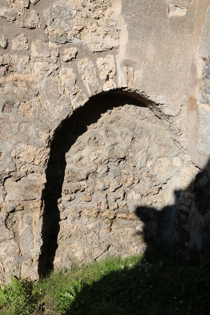 IX.2.4 Pompeii. December 2018. 
Arched niche/recess in north-east corner of triclinium. Photo courtesy of Aude Durand.