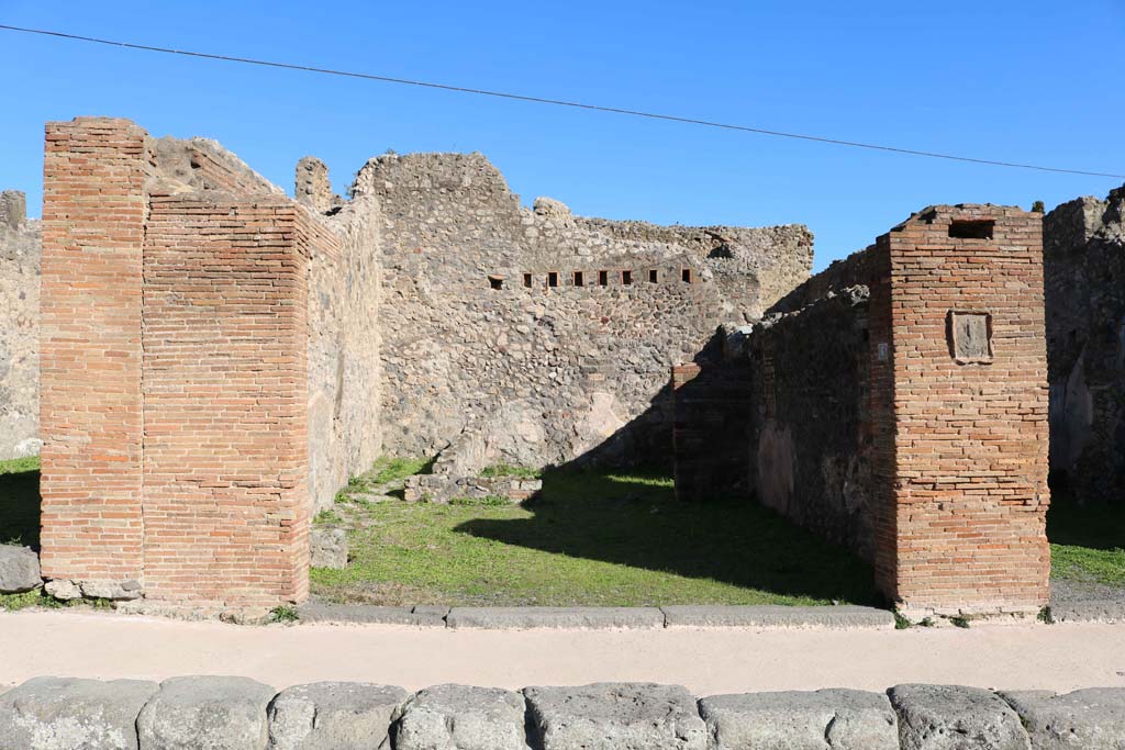 IX.2.6 Pompeii. December 2018. Looking east to entrance doorway. Photo courtesy of Aude Durand.