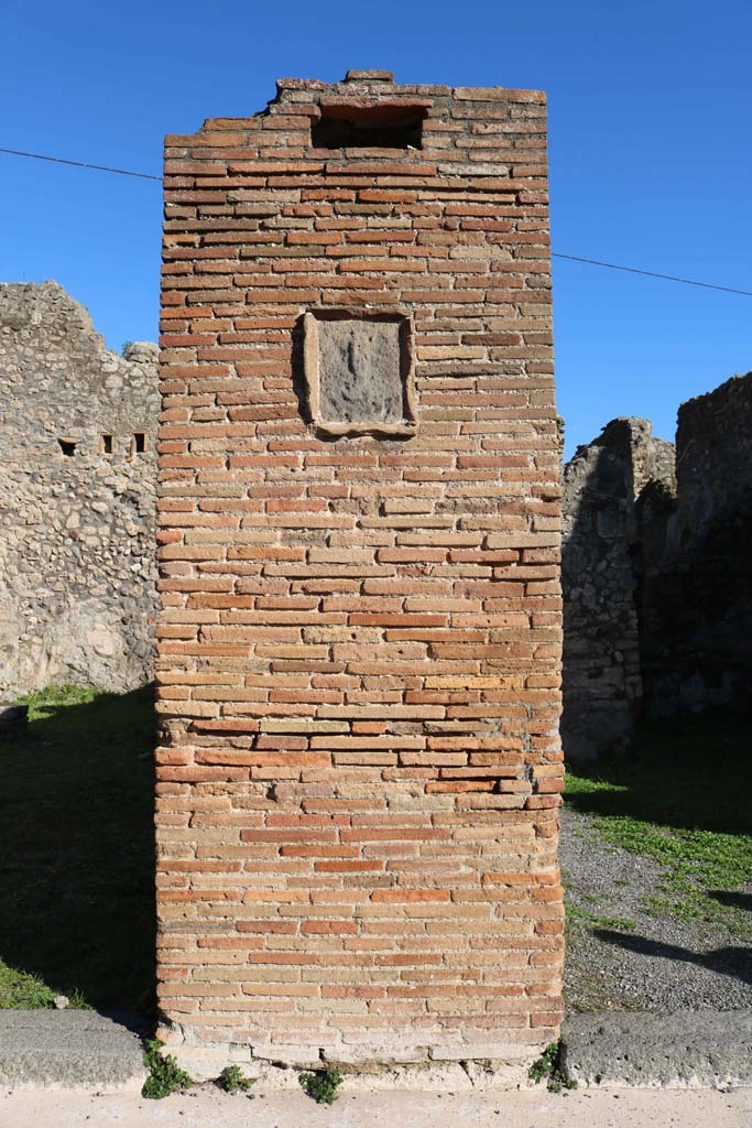 IX.2.6 Pompeii, on left, and IX.2.7, on right. December 2018. 
Plaque on pilaster between entrances. Photo courtesy of Aude Durand.