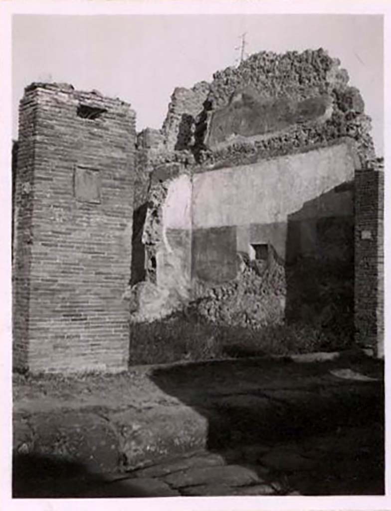 IX.2.7 Pompeii. Pre-1943. Looking towards entrance doorway on east side of Via Stabiana. Photo by Tatiana Warscher.
See Warscher, T. Codex Topographicus Pompeianus, IX.2. (1943), Swedish Institute, Rome. (no.16.), p. 42.