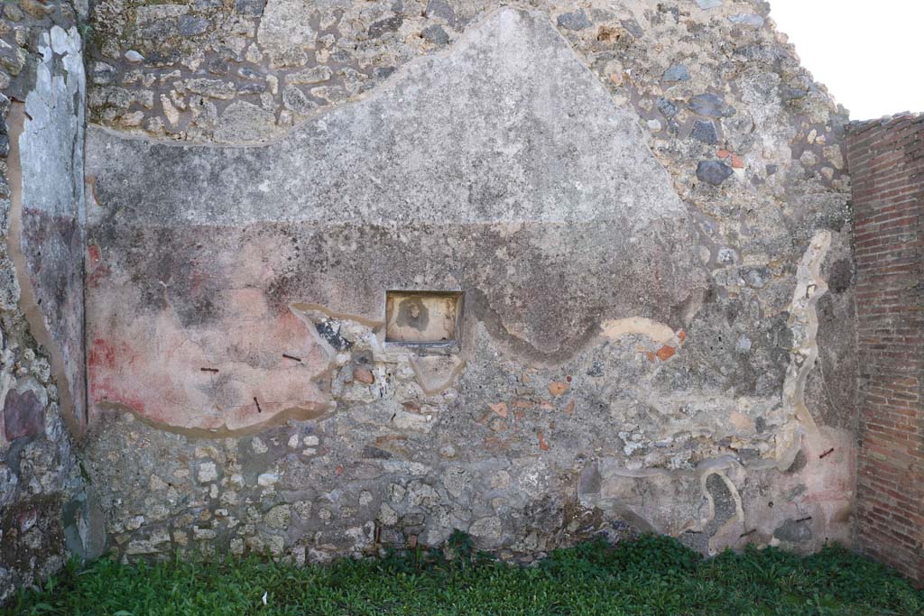 IX.2.7 Pompeii. December 2018. Looking towards south wall of shop, with niche. Photo courtesy of Aude Durand.