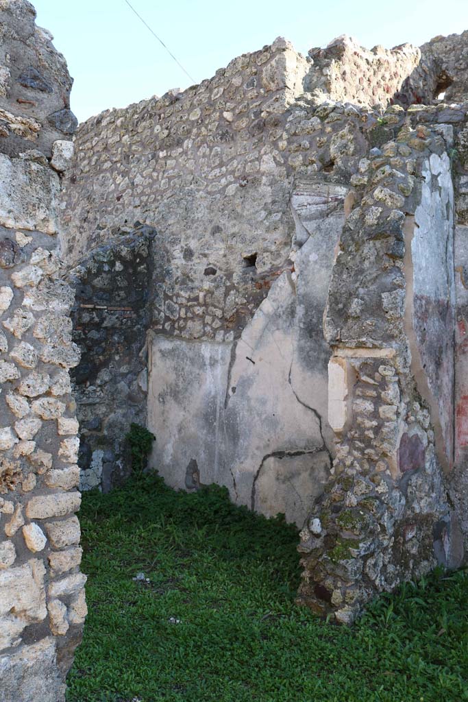 IX.2.7 Pompeii. December 2018. 
Looking south-east towards doorway to room (b) at rear of shop-room.
Photo courtesy of Aude Durand.