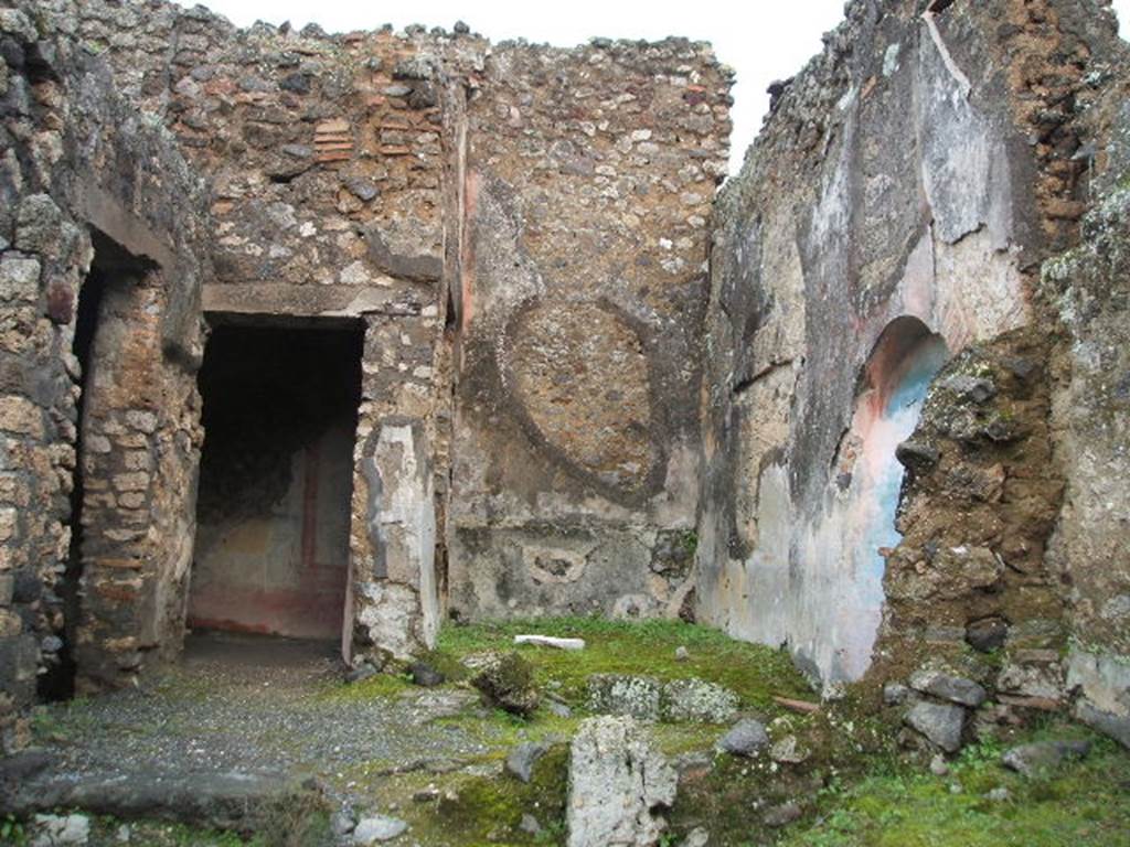 IX.2.7 Pompeii. December 2004. Looking east to doorways of a cubiculum, the triclinium and to the garden area. In the cubiculum, the zoccolo was red. On the white middle zone of the north wall, in a central panel was a painting of Apollo (Helbig 188). On the east wall was a painting of Ganymede (Helbig 153).
See Bragantini, de Vos, Badoni, 1986. Pitture e Pavimenti di Pompei, Parte 3. Rome: ICCD. (p.408)
See Helbig, W., 1868. Wandgemälde der vom Vesuv verschütteten Städte Campaniens. Leipzig: Breitkopf und Härtel. (153 and 188)