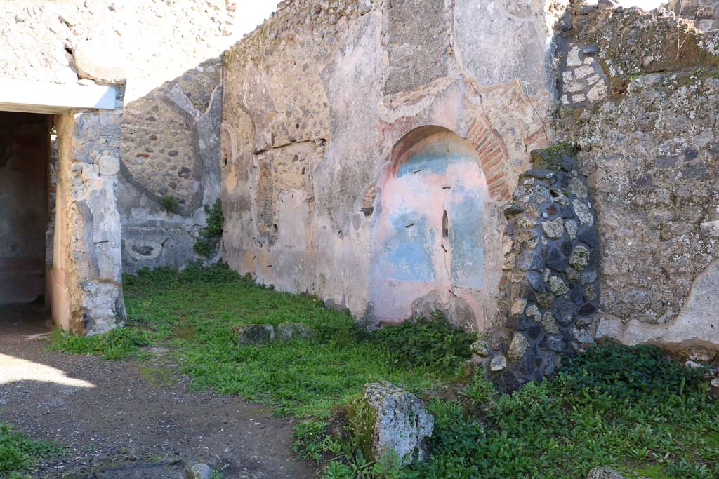 IX.2.7 Pompeii. December 2018 
Looking east from atrium area towards doorway to triclinium (k), on left, and garden area (h), on right. Photo courtesy of Aude Durand.