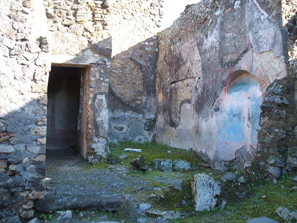 IX.2.7 Pompeii. December 2004. Looking east from atrium area towards doorway to triclinium (k), on left.