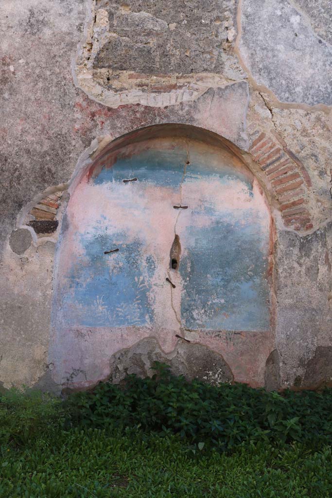 IX.2.7 Pompeii. December 2018. 
South wall with arched niche and garden painting. Photo courtesy of Aude Durand.