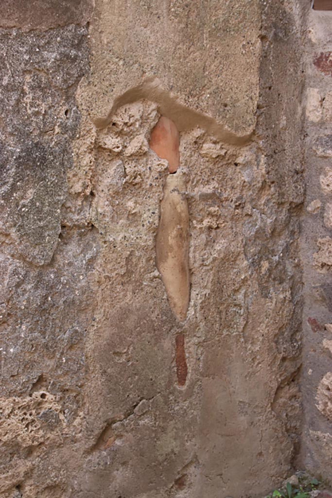 IX.2.7 Pompeii. October 2023. 
Room (e ), south wall with downpipe from niche latrine above (for more photos see IX.2.8). 
Photo courtesy of Klaus Heese.