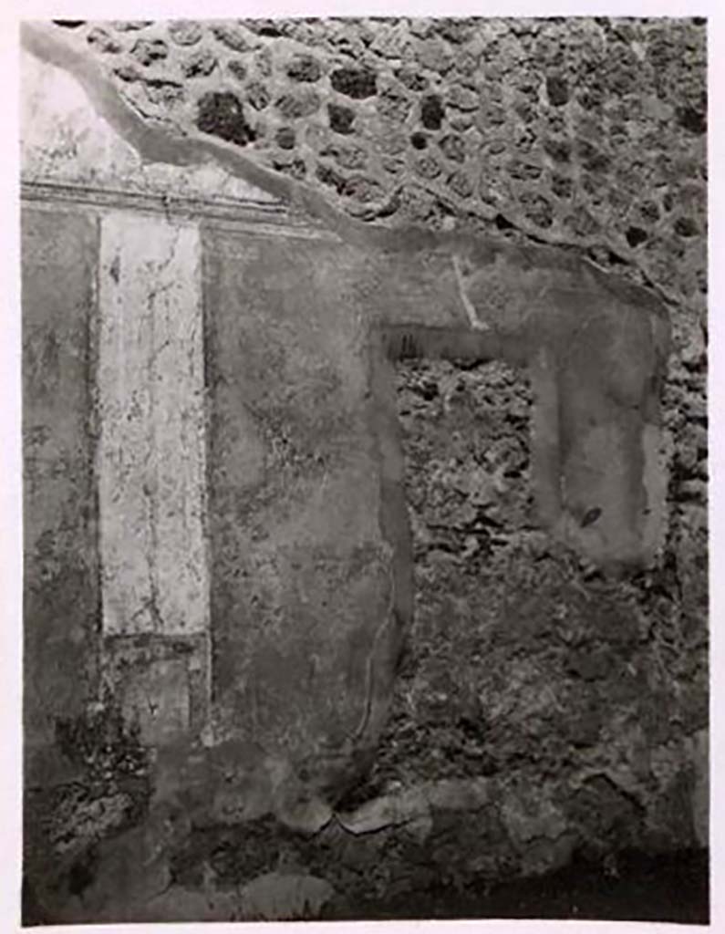 IX.2.10 Pompeii. Pre-1943. Photo by Tatiana Warscher
According to Warscher – 
“this is a photo of all that remained of the wall paintings. The three central paintings have been taken to the Museum.”
 See Warscher, T. Codex Topographicus Pompeianus, IX.2. (1943), Swedish Institute, Rome. (no.37.), p. 92.
