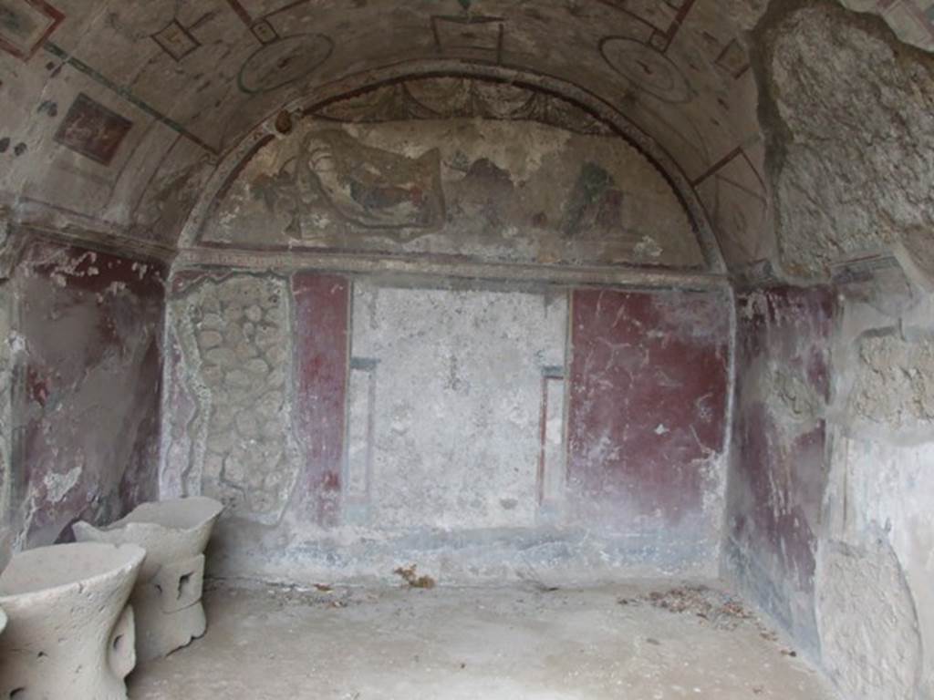 IX.2.10 Pompeii. December 2007. Tablinum, room with vaulted ceiling. According to Fiorelli, on the south side of this room would have been a doorway to a large rustic room with a separate entrance at IX.2.14. This might have been used as a shop or storeroom.
See Fiorelli, G, (1875),  Descrizione di Pompei, (p.380)