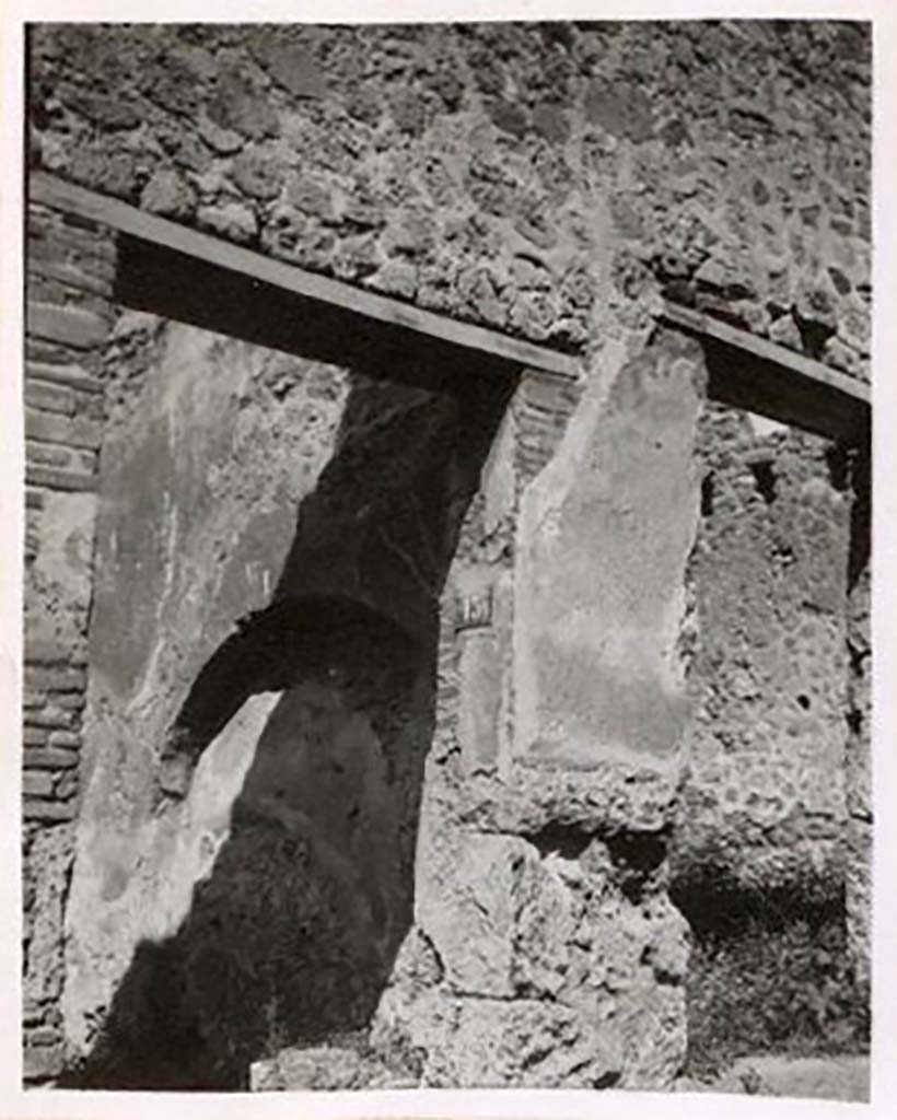 IX.2.14 Pompeii, on right. Pre-1943. Looking towards entrance doorway, on right. Photo by Tatiana Warscher.
See Warscher, T. Codex Topographicus Pompeianus, IX.2. (1943), Swedish Institute, Rome. (no.45.), p. 106.