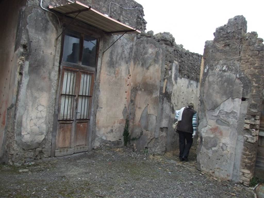 IX.2.16 Pompeii. December 2007.   South-west corner of atrium, with doorway to cubiculum and corridor leading to garden area and the rear entrance at IX.2.15. According to Bragantini, The floor of the cubiculum was of black and white mosaic. The north wall of the cubiculum had a black dado.  The middle zone was red with an aedicula with the painting of Artemis and Acteon, which was on the west of the doorway. Above it on a purple frieze was a painting of the death of Pelias.
See Bragantini, de Vos, Badoni, 1986. Pitture e Pavimenti di Pompei, Parte 3. Rome: ICCD. (p.413-4, cubicolo ‘b’)
See BdI, 1871, (p.200-204)