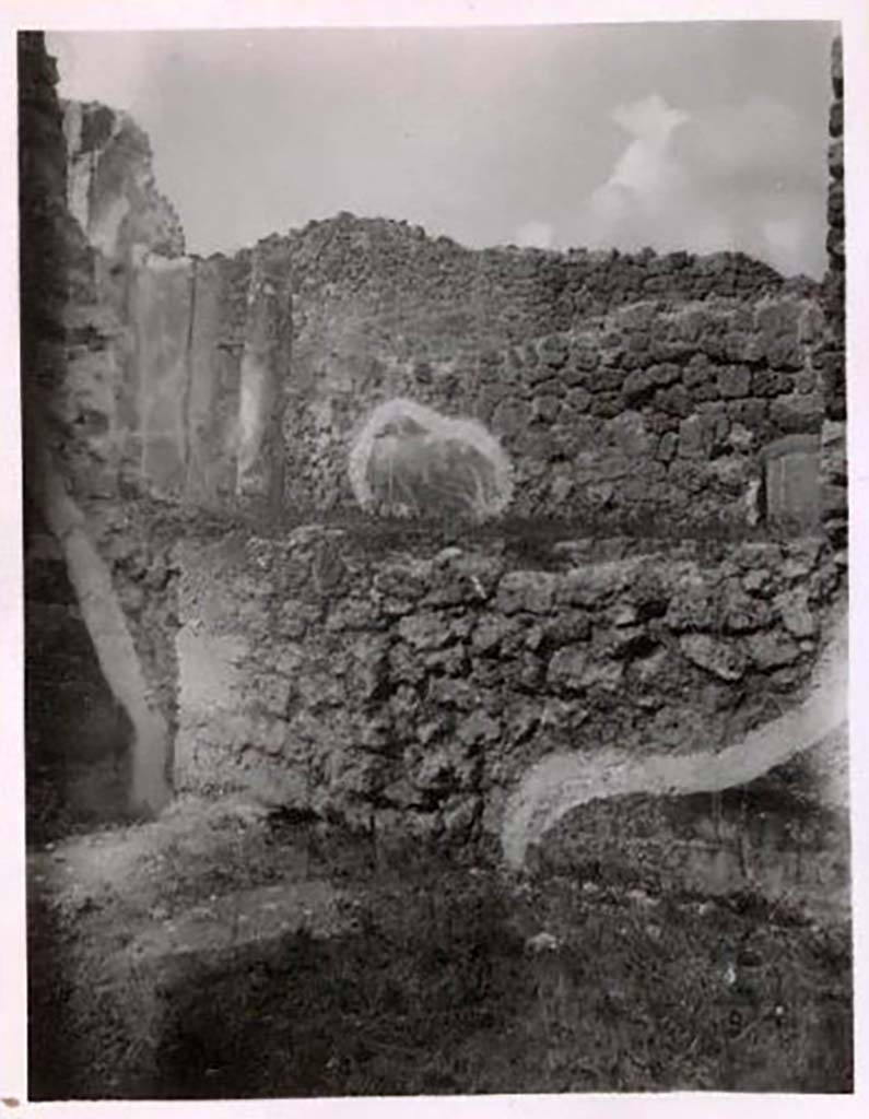 IX.2.16 Pompeii. Pre-1943. Looking towards north wall. Photo by Tatiana Warscher.
According to Warscher – 
the tablinum had a spacious window to its north looking into the nearby house (IX.2.17), placed on a higher level, and from which perhaps it was divided by a wooden gate. 
See Warscher, T. Codex Topographicus Pompeianus, IX.2. (1943), Swedish Institute, Rome. (no.75.), p. 160.