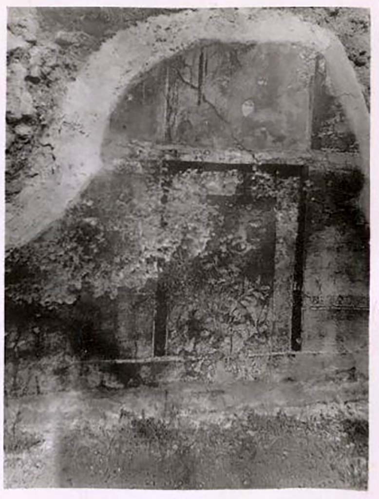 IX.2.16 Pompeii. Pre-1943. North wall. Photo by Tatiana Warscher.
According to Warscher – this was a photo of some remains of the painted decoration, near to and under, the window looking into the nearby house.
See Warscher, T. Codex Topographicus Pompeianus, IX.2. (1943), Swedish Institute, Rome. (no.76.), p. 160.