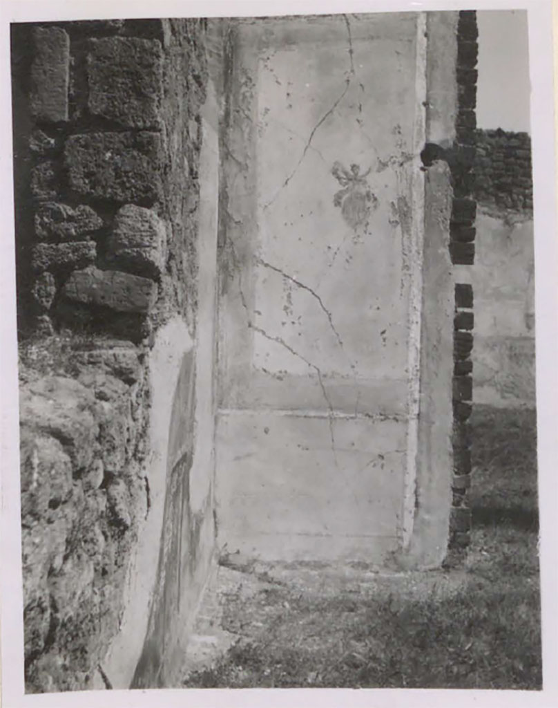IX.2.16 Pompeii. Pre-1943. 
Looking towards the east wall in the north-east corner of tablinum.   
According to Warscher-
The part of the window looking at the neighbouring house and the north-east wall of the tablinum showing a representation of Psyche. 
Through the opening you can see the east wall of the atrium.
(La parte della finestra guardante la casa vicina e il muro nord est del tablino con una rappresentazione di Psiche. 
Attraverso l’apertura si vede il muro est dell’atrio.)
See Warscher, T. 1942. Catalogo illustrato degli affreschi del Museo Nazionale di Napoli. Sala LXXXII. Vol.4. Rome, Swedish Institute.