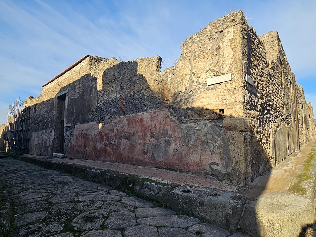 IX.2.16 Pompeii. November 2024. 
Looking west along north side towards IX.2.16, from junction with Vicolo di Tesmo. Photo courtesy of Annette Haug.