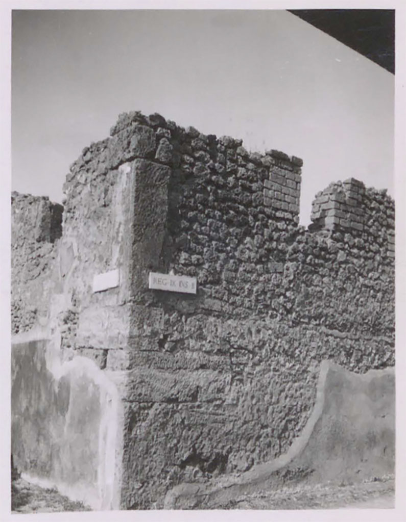 IX.2.16 Pompeii. Pre-1943. Looking towards corner with Vicolo di Balbo, on left, and Vicolo di Tesmo, on right. 
See Warscher, T. 1942. Catalogo illustrato degli affreschi del Museo Nazionale di Napoli. Sala LXXXII. Vol.4. Rome, Swedish Institute.