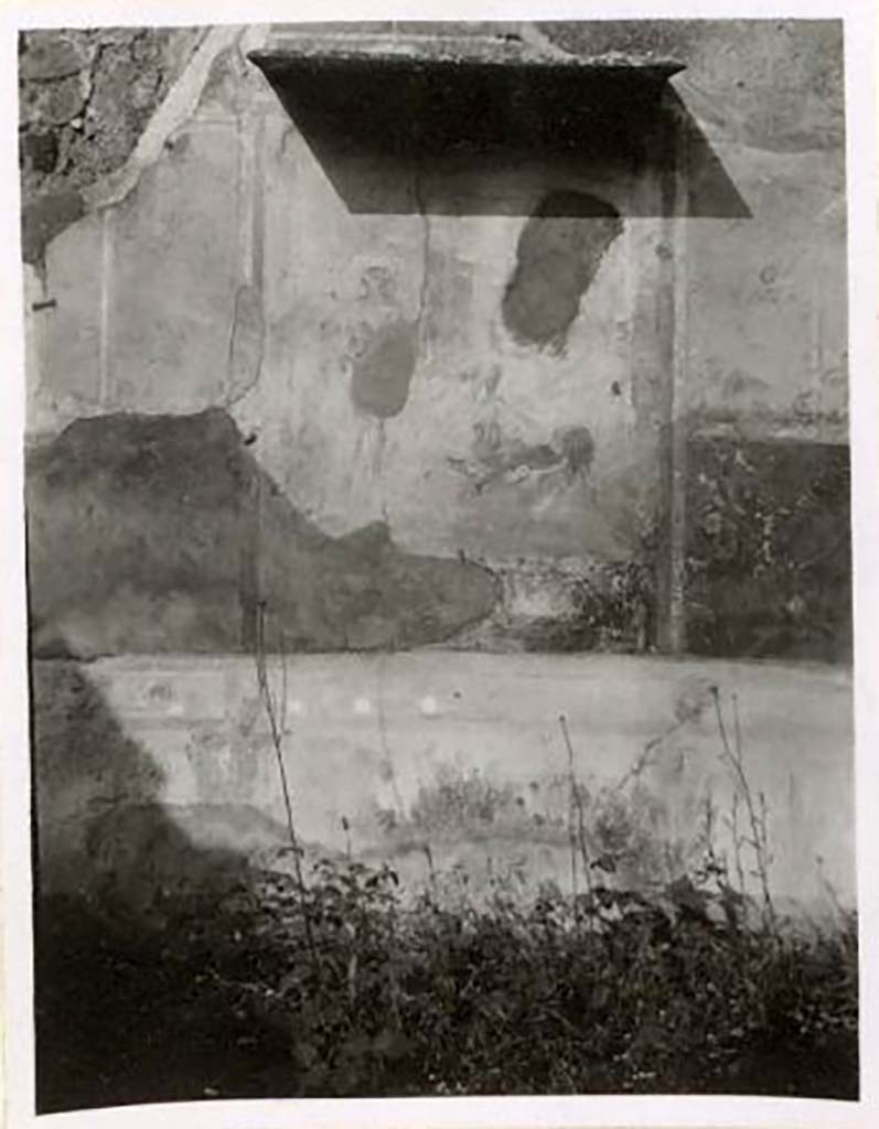 IX.2.16 Pompeii. Pre-1943. Painting of Hercules and Nessus from west wall of exedra/triclinium. 
Photo by Tatiana Warscher.
See Warscher, T. Codex Topographicus Pompeianus, IX.2. (1943), Swedish Institute, Rome. (no.53.), p. 122.