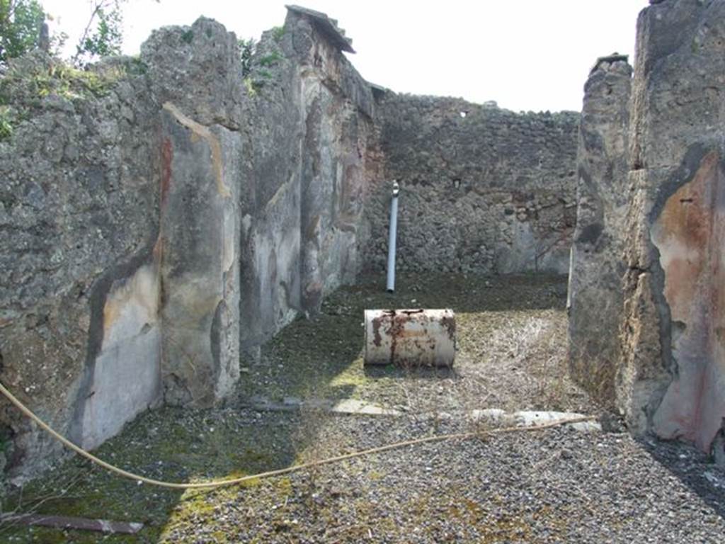 IX.2.17 Pompeii. March 2009. Room 8, triclinium, looking west across east portico to room 9, garden area. In the south-west corner of the triclinium towards the doorjamb of the doorway to the peristyle, the red zoccolo and yellow middle zone of the walls can be seen.
