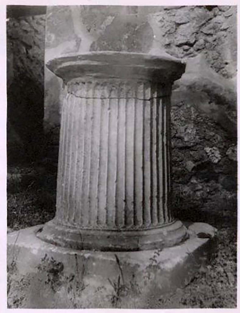 IX.2.17 Pompeii. Pre-1943. Room 9, puteal on north side of garden area. Photo by Tatiana Warscher.
See Warscher, T. Codex Topographicus Pompeianus, IX.2. (1943), Swedish Institute, Rome. (no.95.), p. 175.
