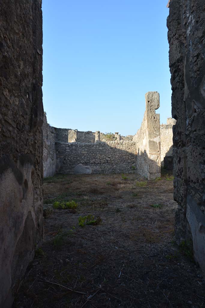 IX.2.17 Pompeii. October 2019. 
Room 1, looking west from entrance corridor across atrium towards north wall of tablinum.
Foto Annette Haug, ERC Grant 681269 DÉCOR.