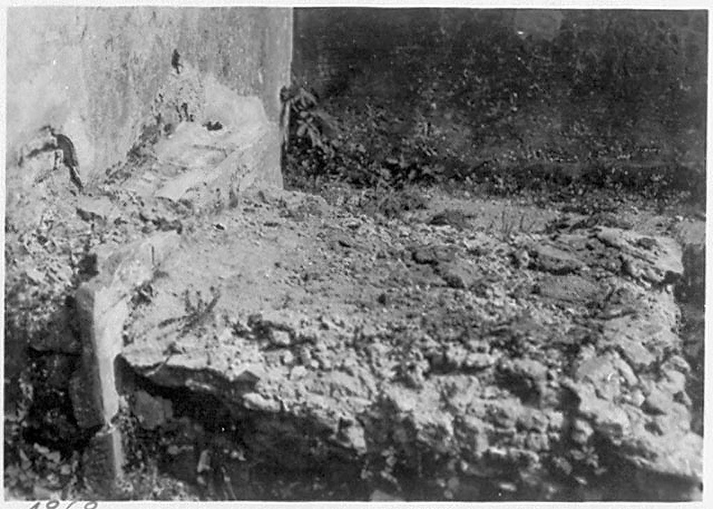 IX.2.17 Pompeii. 1932 photo by Pernice. Room 1, arca chest base, in atrium.  
DAIR 32.1110. Photo © Deutsches Archäologisches Institut, Abteilung Rom, Arkiv.