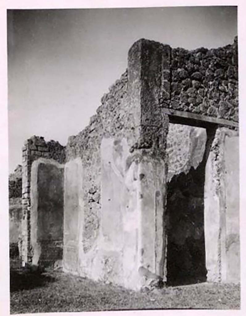 IX.2.18 Pompeii. Pre-1943. Photo by Tatiana Warscher.
Room 5, north wall of tablinum, and part of the west wall leading to garden area.
See Warscher, T. Codex Topographicus Pompeianus, IX.2. (1943), Swedish Institute, Rome. (no.100.), p. 180.