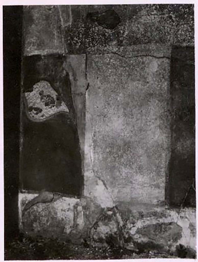 IX.2.18 Pompeii. Pre-1943. Room 10, north wall of cubiculum or triclinium. Photo by Tatiana Warscher.
According to Warscher, this is a photo of all that remains of the painting. 
See Warscher, T. Codex Topographicus Pompeianus, IX.2. (1943), Swedish Institute, Rome. (no.109.), p. 188.