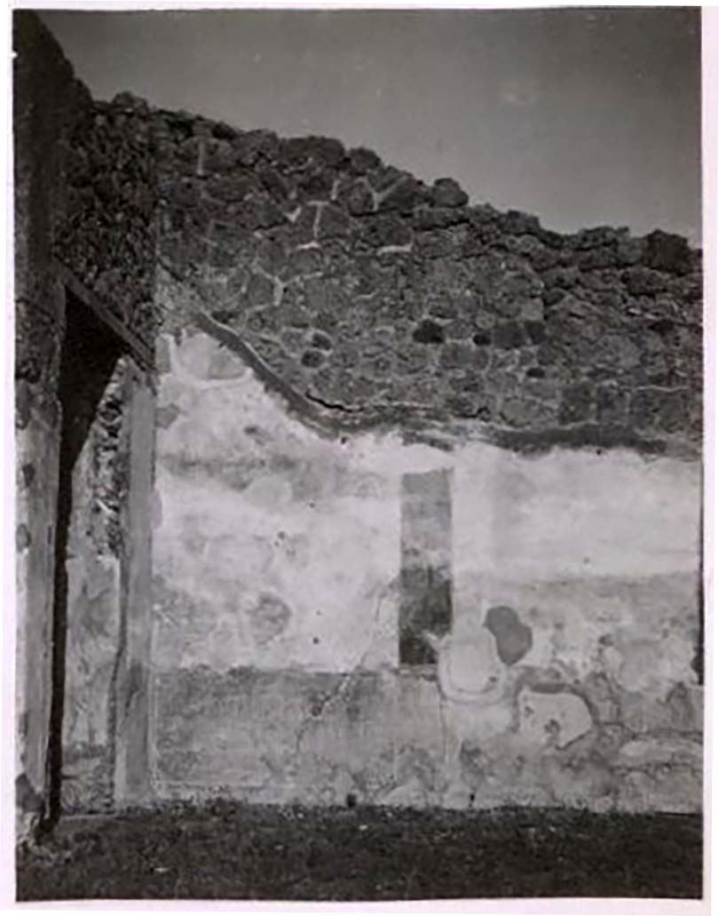 IX.2.18 Pompeii. Pre-1943. Photo by Tatiana Warscher.
Room 1, north wall of the atrium (north-west corner) with traces of IV Style wall decoration. 
On the left is the doorway into Corridor 13, leading to garden area 11.
See Warscher, T. Codex Topographicus Pompeianus, IX.2. (1943), Swedish Institute, Rome. (no.101.), p. 180.