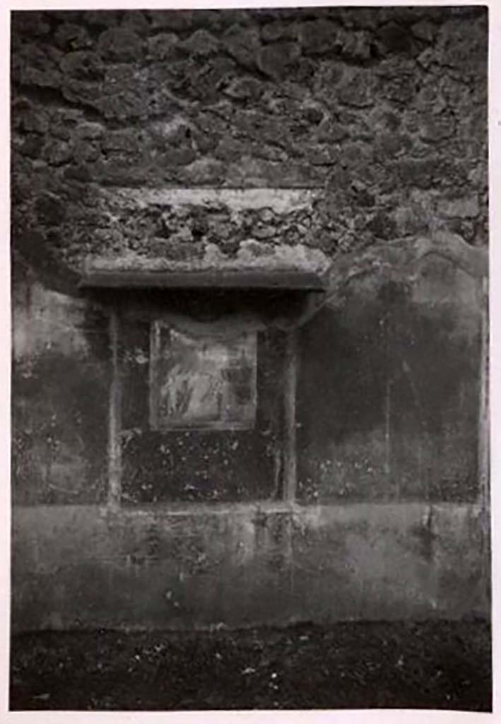 IX.2.21 Pompeii. Pre-1943. Room 3, wall painting on west wall of ala. Photo by Tatiana Warscher.
See Warscher, T. Codex Topographicus Pompeianus, IX.2. (1943), Swedish Institute, Rome. (no.123.). p. 207.