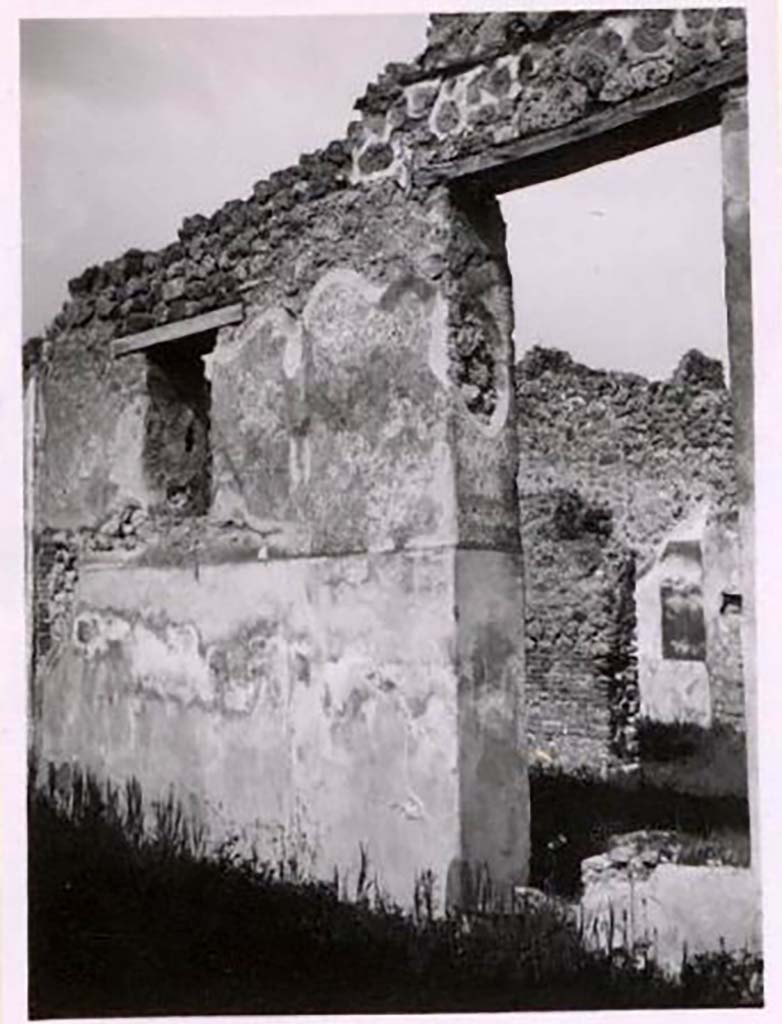 IX.2.21 Pompeii. Pre-1943. Looking north-west across garden area. Photo by Tatiana Warscher.
According to Warscher –
This photo was taken from the pseudo-peristyle: they had constructed a room in the west part. 
Through the doorway one sees the north wall of room 13 with the wretched remains of a painting.
See Warscher, T. Codex Topographicus Pompeianus, IX.2. (1943), Swedish Institute, Rome. (no.116.), p. 197.