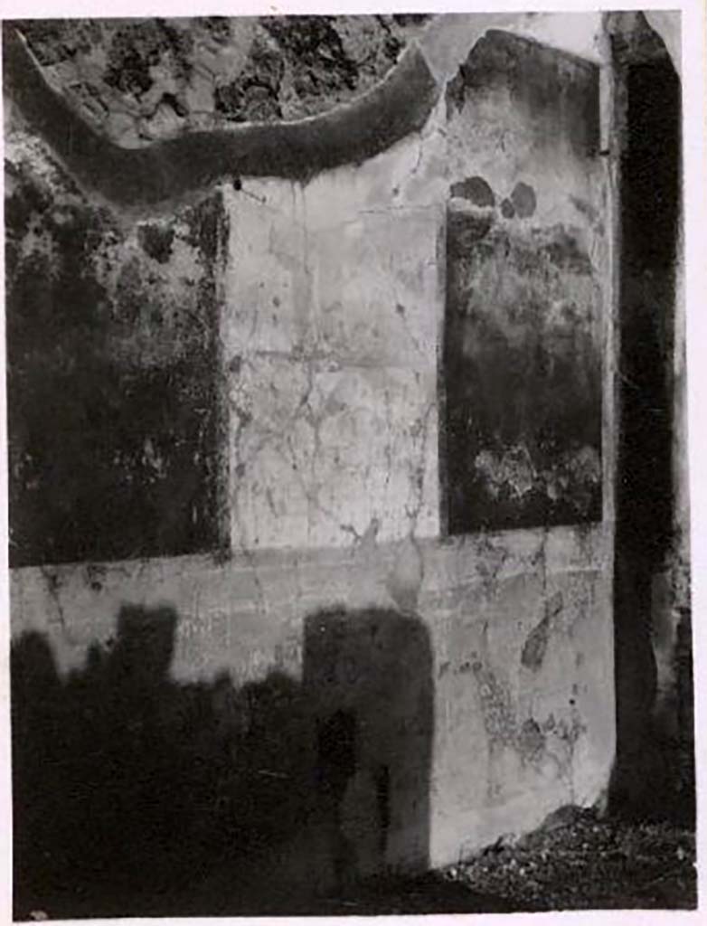IX.2.21 Pompeii. Pre-1943. Room 13, north wall of cubiculum, with painted decoration. Photo by Tatiana Warscher. 
See Warscher, T. Codex Topographicus Pompeianus, IX.2. (1943), Swedish Institute, Rome. (no.121.), p. 203.