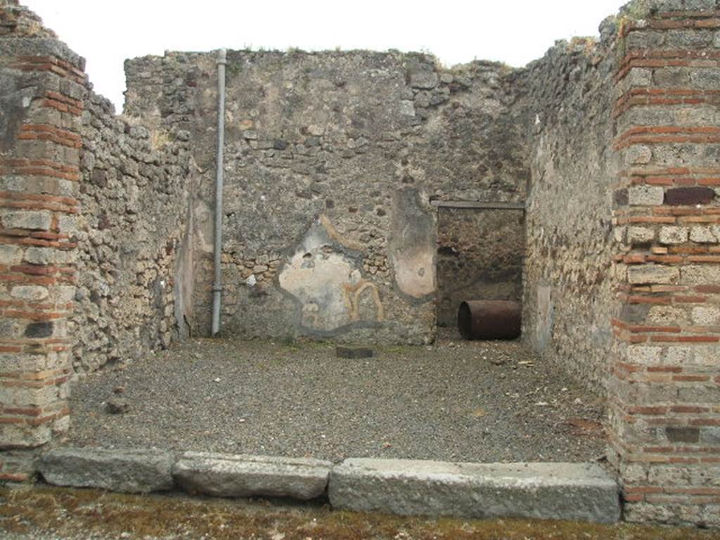 IX.2.22 Pompeii. May 2005. Looking south towards the entrance, and across the shop to the doorway leading to small rear room. On the left at the back would have been the stairs to the upper floor.
See Eschebach, L., 1993. Gebäudeverzeichnis und Stadtplan der antiken Stadt Pompeji. Köln: Böhlau. (p. 410)
See Pappalardo, U., 2001. La Descrizione di Pompei per Giuseppe Fiorelli (1875). Napoli: Massa Editore. (p.143)