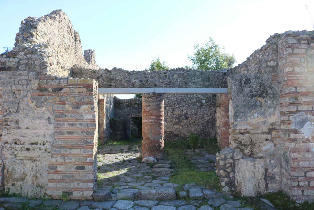 IX.2.24 Pompeii. December 2018. Looking south to entrance doorway. Photo courtesy of Aude Durand.