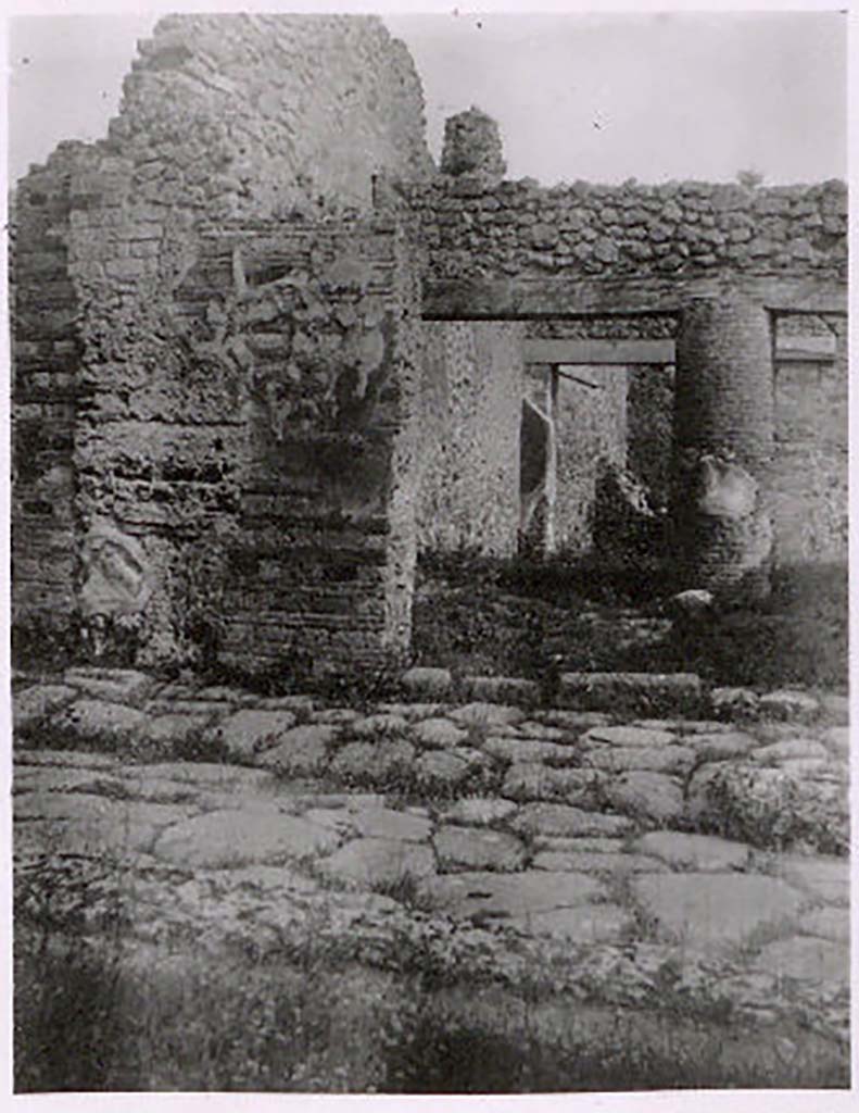 IX.2.24 Pompeii. Pre-1943. Looking south to east side of entrance doorway, with ramp. Photo by Tatiana Warscher.
See Warscher, T. Codex Topographicus Pompeianus, IX.2. (1943), Swedish Institute, Rome. (no.124.), p. 213.