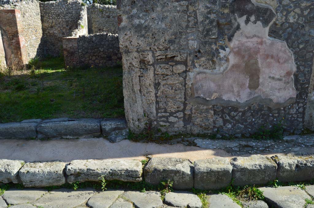 IX.2.25 Pompeii. March 2019. Looking south towards west side of entrance doorway, the painted front façade is from IX.2.26.
Foto Taylor Lauritsen, ERC Grant 681269 DÉCOR.