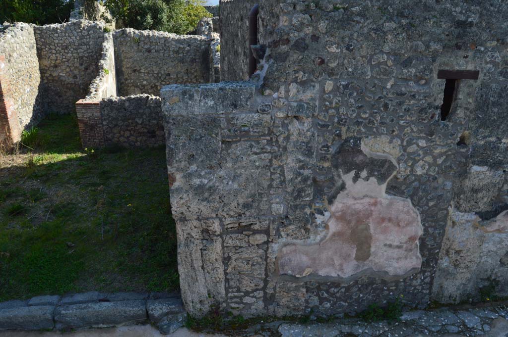 IX.2.25 Pompeii. March 2019. 
Looking south through entrance doorway, on left, across west side of IX.2.25 towards the triclinium room on east side of atrium in IX.2.26.
Foto Taylor Lauritsen, ERC Grant 681269 DÉCOR.