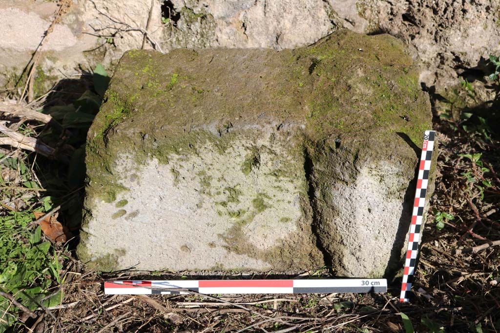 IX.2.25 Pompeii. December 2018. Detail of altar on its side. Photo courtesy of Aude Durand.