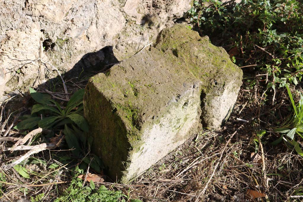 IX.2.25 Pompeii. December 2018. Altar on its side. Photo courtesy of Aude Durand.