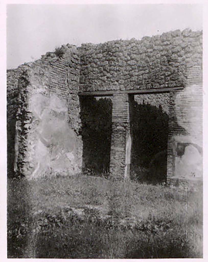 IX.2.26, Pompeii. Pre-1943. Photo by Tatiana Warscher.
According to Warscher –
This photo is of the south-east corner of the atrium. 
The two doorways are those to two narrow corridors that lead from the atrium to the pseudo-peristyle.
On the right is the lava base for the money-chest or strong- box (arca).
On the left is the doorway to the room where, according to A. Trendelenburg, on the floor was a mosaic showing two white doves.
(Warscher then wrote “I have not found any trace of this mosaic, and I have not found it at the Museum. I think it has perished.”)
See Warscher, T. Codex Topographicus Pompeianus, IX.2. (1943), Swedish Institute, Rome. (no.133.), p. 239.