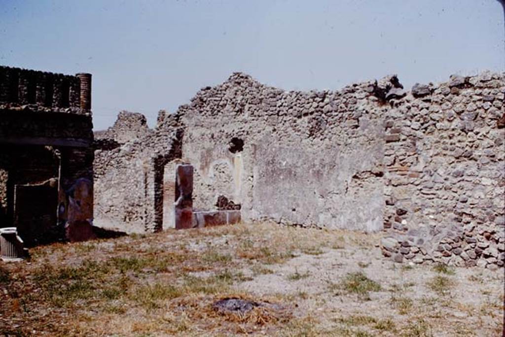 IX.2.26 Pompeii. 1966. Looking north-east across garden areas. Photo by Stanley A. Jashemski.
Source: The Wilhelmina and Stanley A. Jashemski archive in the University of Maryland Library, Special Collections (See collection page) and made available under the Creative Commons Attribution-Non Commercial License v.4. See Licence and use details.
J66f1007