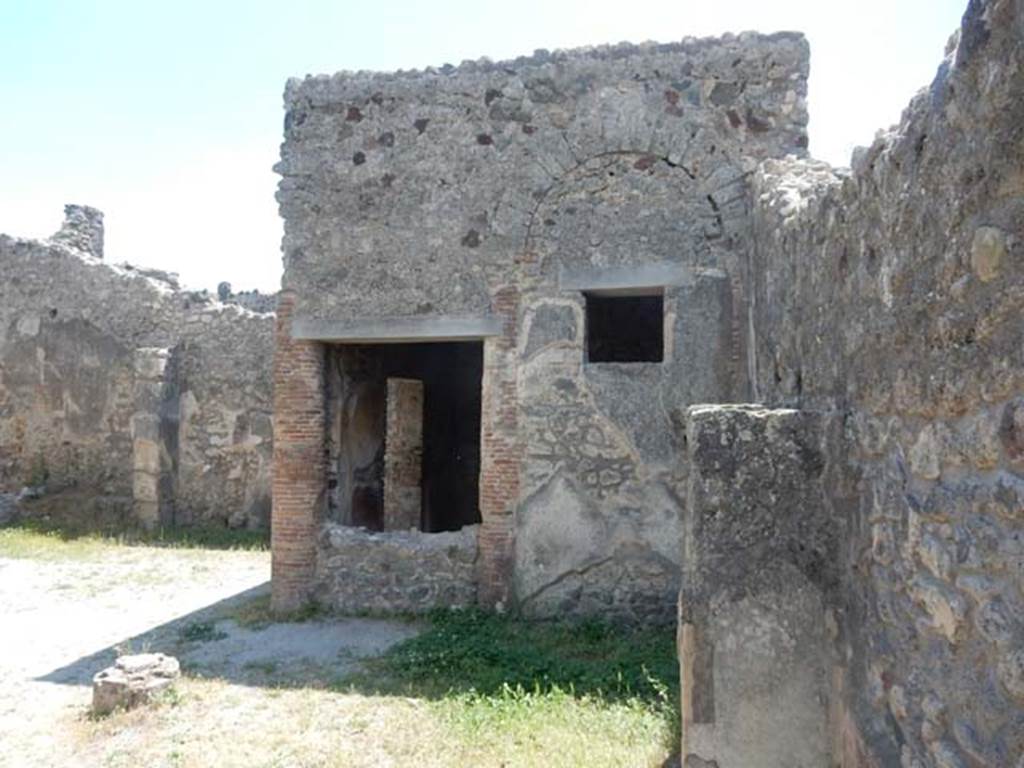 IX.2.27 Pompeii. May 2017. Looking south across peristyle towards triclinium. Photo courtesy of Buzz Ferebee.