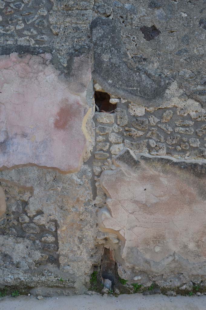 IX.2.27/26 Pompeii. March 2019. 
Front façade wall, separation between IX.2.26, on left, and IX.2.27, on right.
Foto Taylor Lauritsen, ERC Grant 681269 DÉCOR.