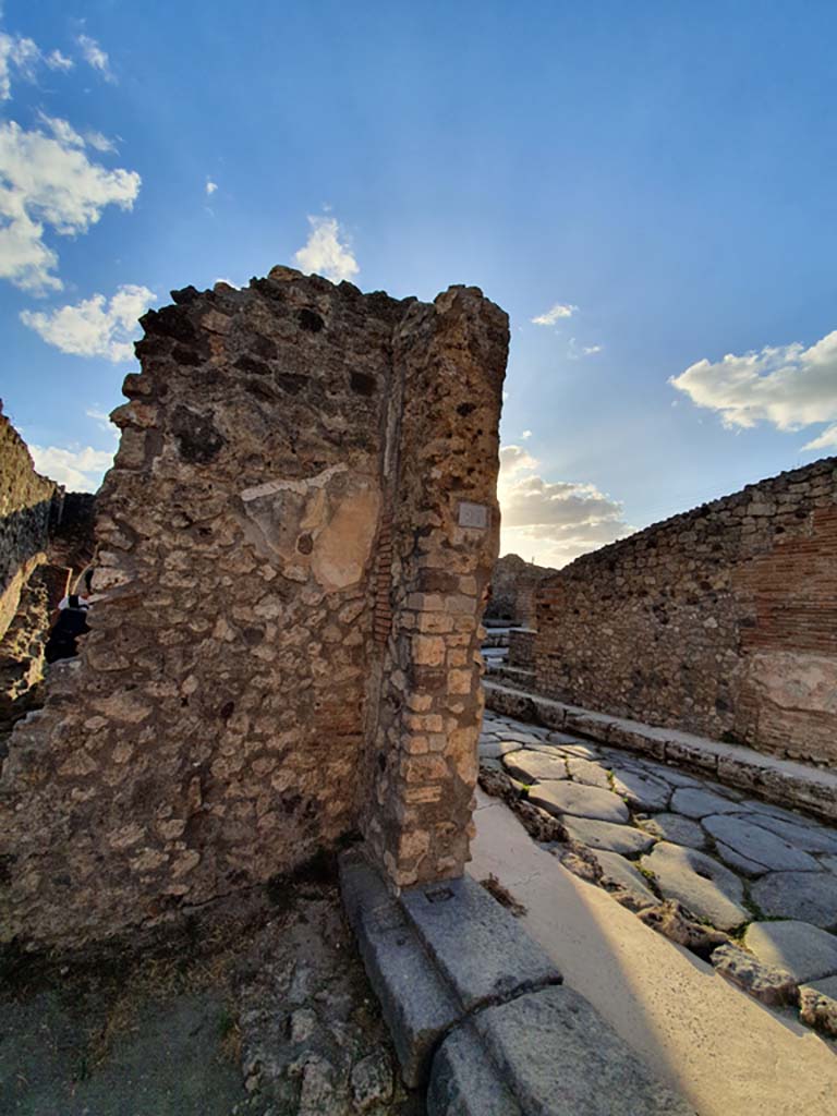 IX.2.27 Pompeii. September 2019. 
Looking out into Via degli Augustali, and west side of entrance doorway.
Foto Annette Haug, ERC Grant 681269 DÉCOR.