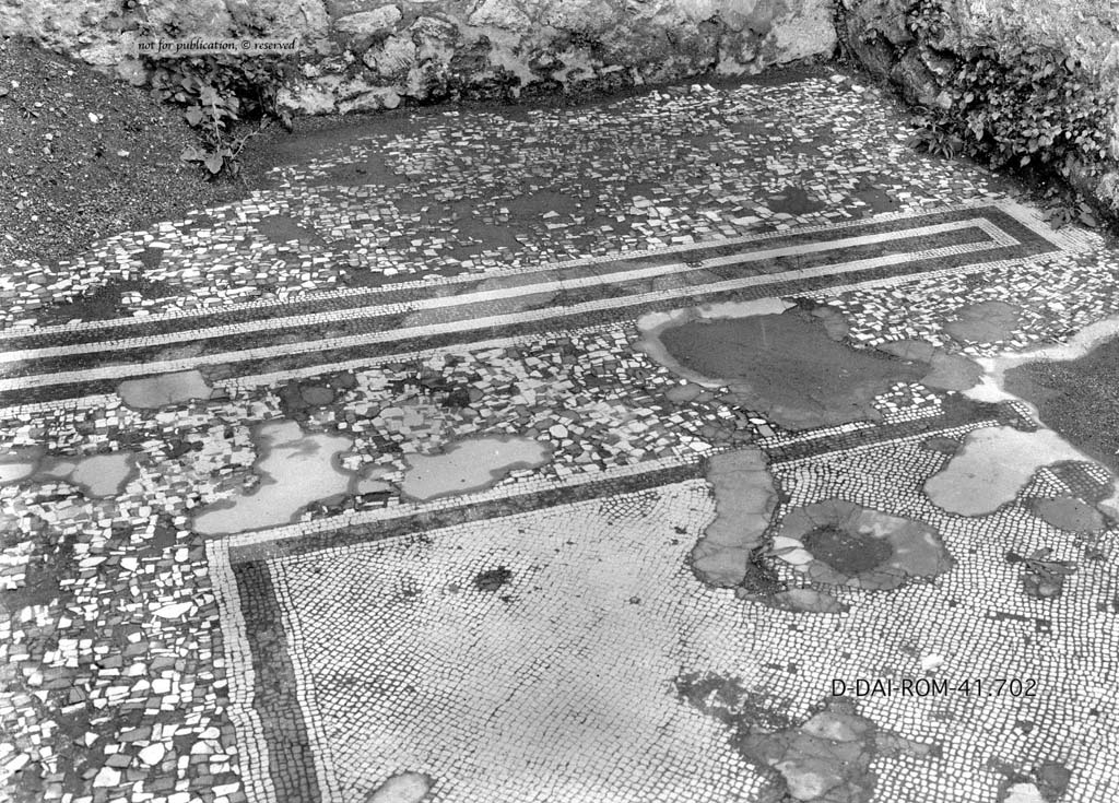 IX.2.27 Pompeii. c.1930. Mosaic flooring in cubiculum on east side of atrium.
DAIR 41.702. Photo © Deutsches Archäologisches Institut, Abteilung Rom, Arkiv.
See Pernice, E.  1938. Pavimente und Figürliche Mosaiken: Die Hellenistische Kunst in Pompeji, Band VI. Berlin: de Gruyter, (tav. 34,3, above.)