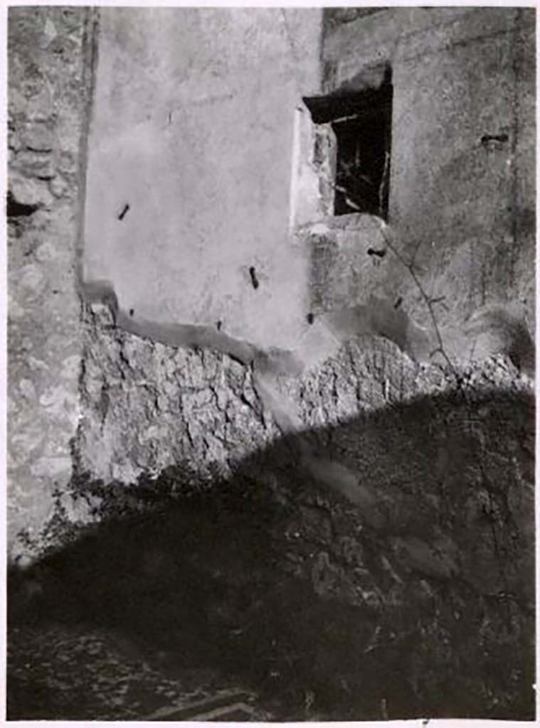 IX.2.27 Pompeii. Pre-1943. Photo by Tatiana Warscher.
Window in south wall of cubiculum, which gave light to the understairs area. 
See Warscher, T. Codex Topographicus Pompeianus, IX.2. (1943), Swedish Institute, Rome. (no.141.), p. 265.