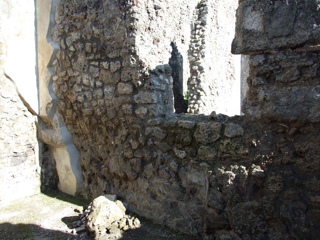 IX.3.2 Pompeii. March 2009. South wall of triclinium on north side of garden area.