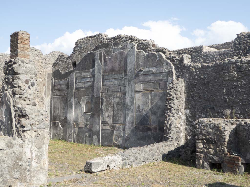 IX.3.2 Pompeii. September 2017. Looking south-east across garden area, with former atrium, on right.
Foto Annette Haug, ERC Grant 681269 DÉCOR.